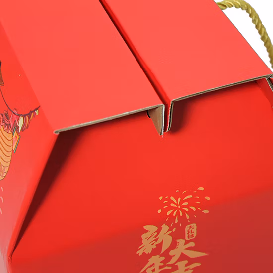 Картонная коробка из переработанного гофрированного картона с логотипом